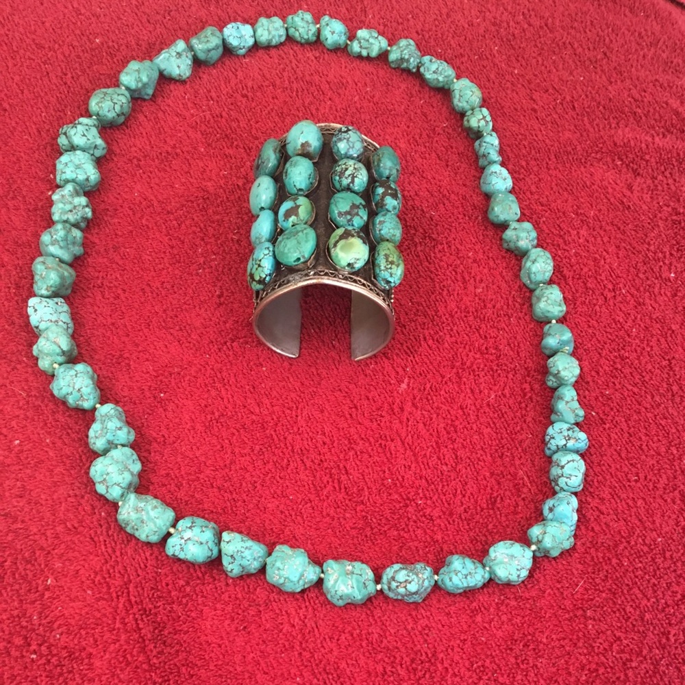 Turquoise necklace and bracelet.